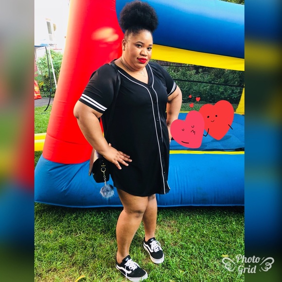 Meet your posher🙋🏽‍♀️ - Picture 3 of 4